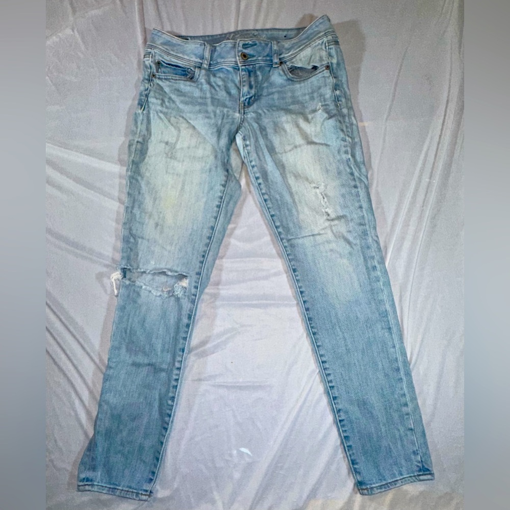 American Eagle • Destroyed Light Wash Skinny Jeans • Size 8